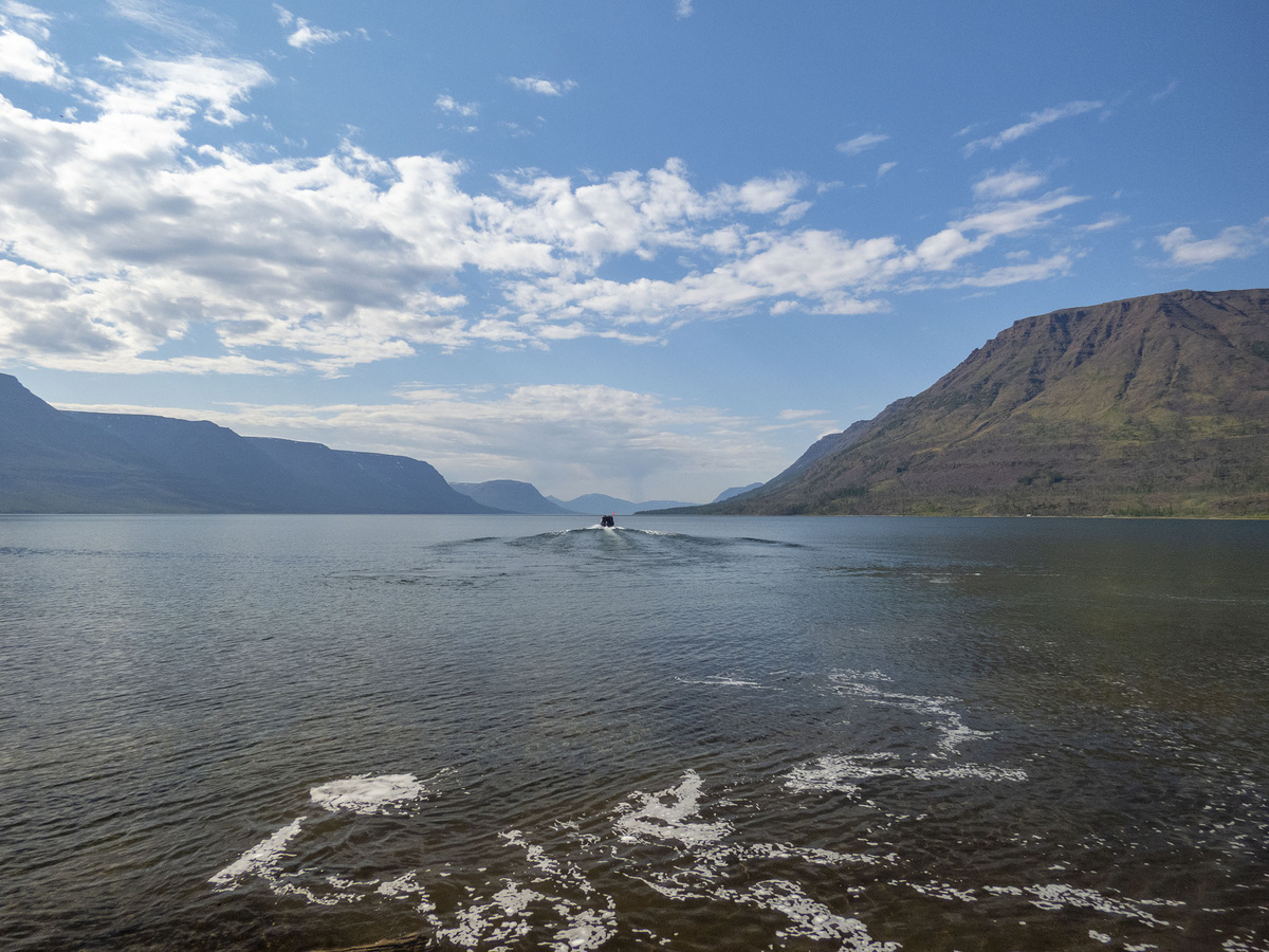 уезжает катер, который нас забросил