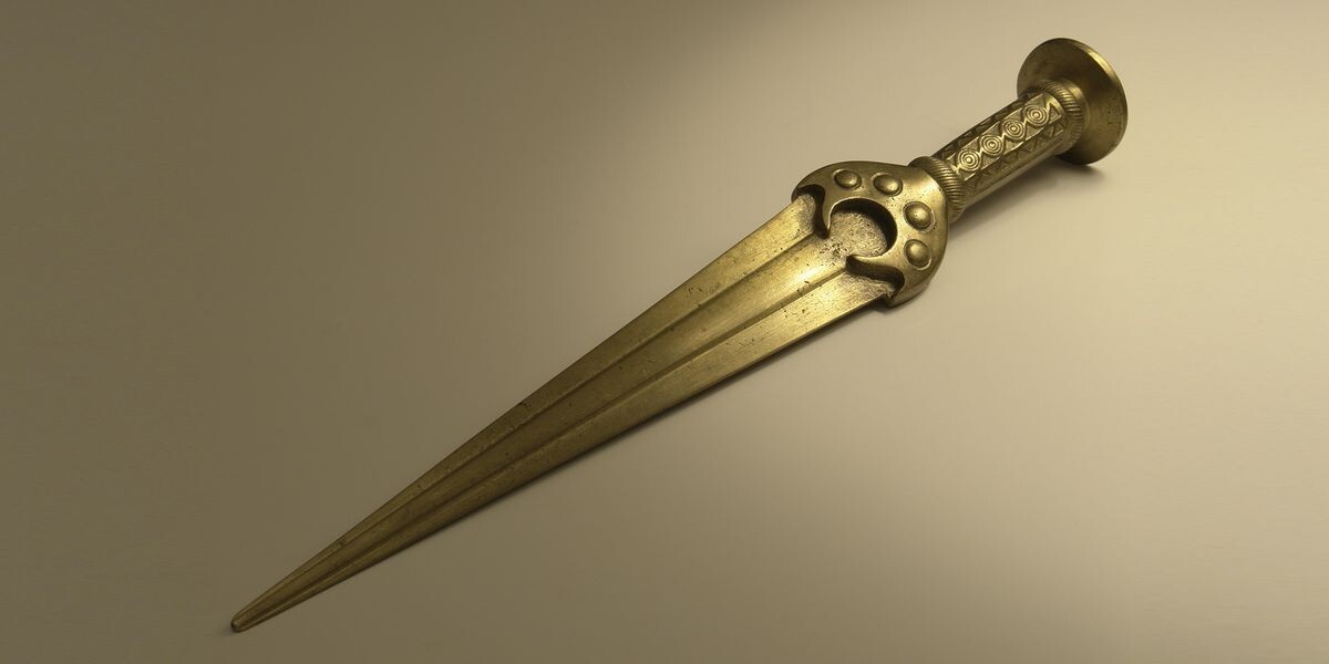 Простой бронзовый кинжал.