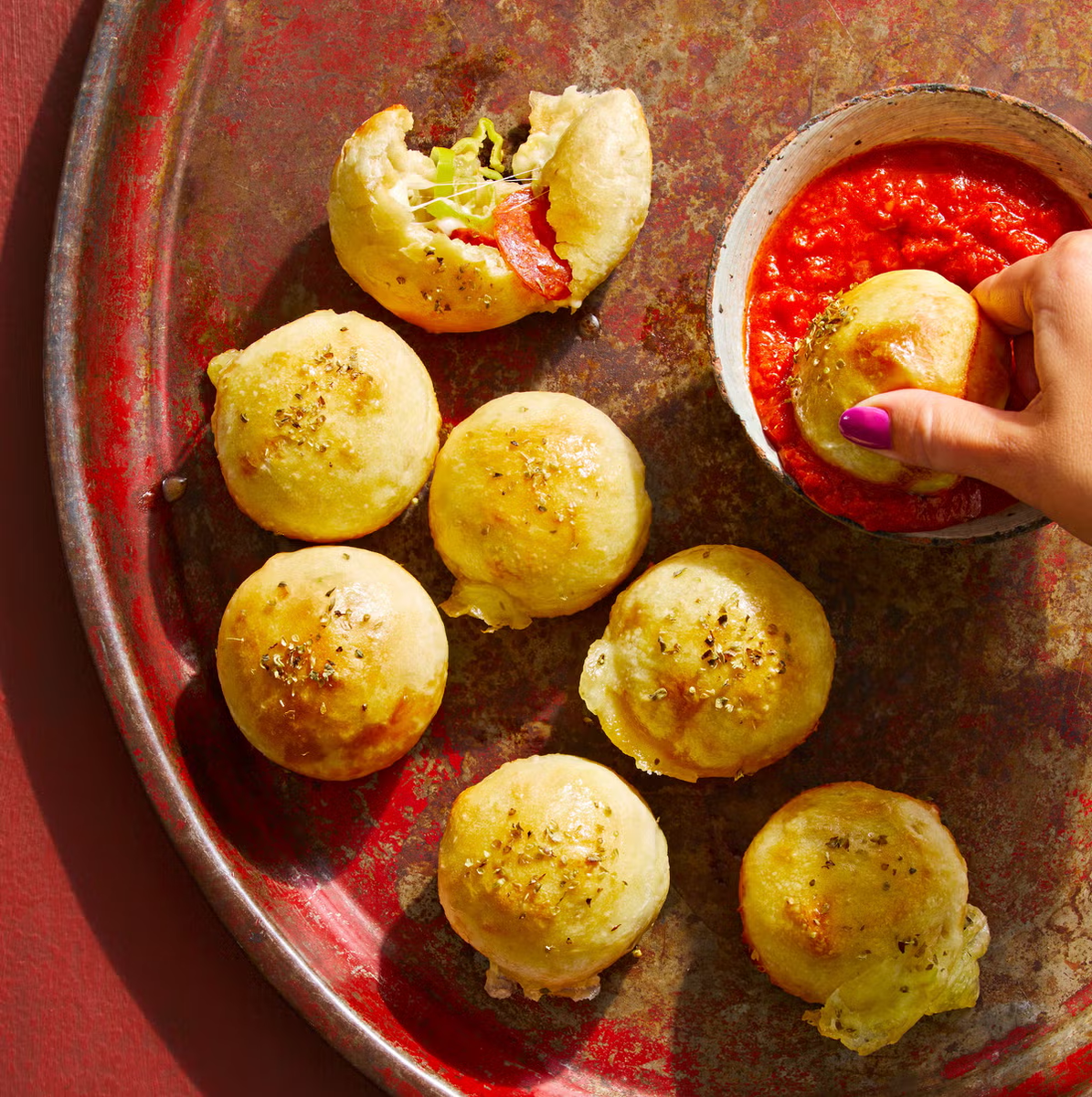 Булочки-пиццы с пепперони и моцареллой