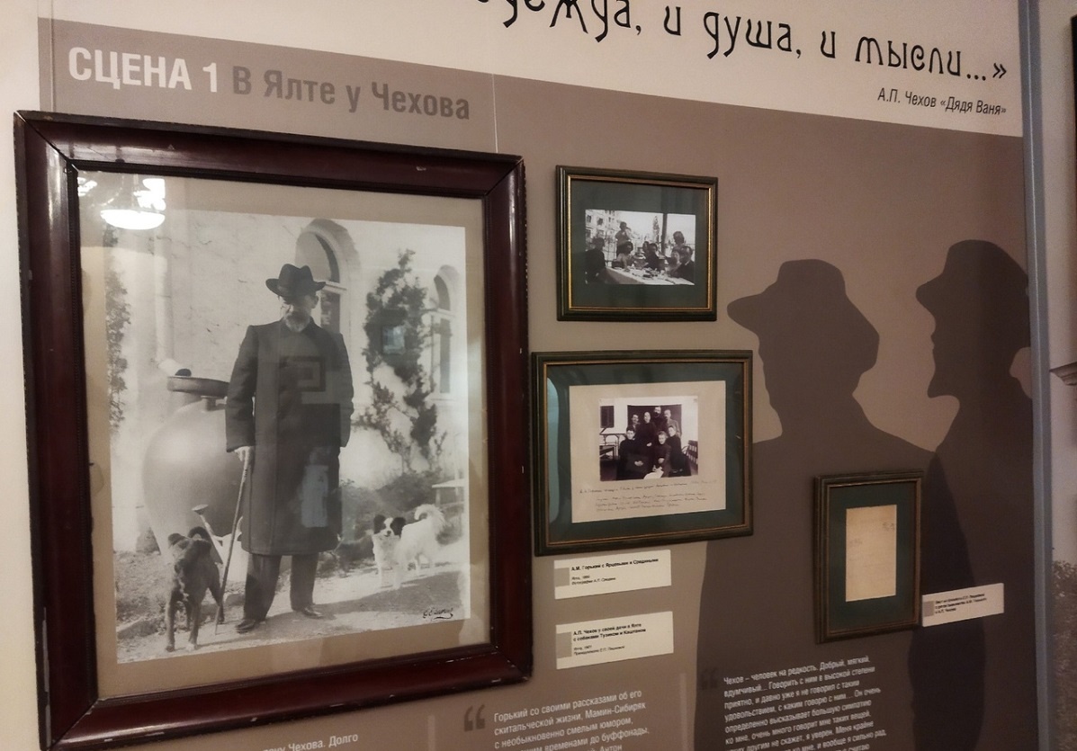    Выставка выстроена как пьеса – с актами, сценами и диалогами