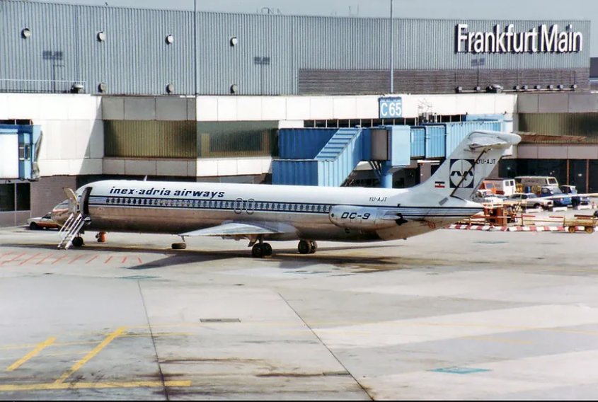 Самолёт Inex-Adria Avioproment DC-9, похожий на тот, что участвовал в аварии. Источник изображения: Пол Фурмански
