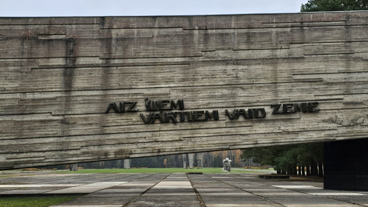 Надпись на латышском языке на входе – «За этими воротами стонет земля» - строчка стихов поэта Эйженса Вевериса, латыша, бывшего узника концлагеря.