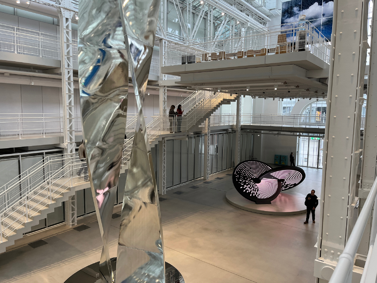 Два экспоната инсталляции «Небесные артефакты». Фото моё.