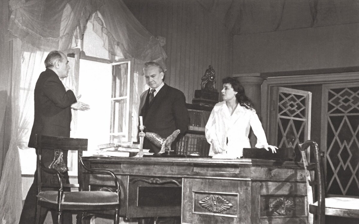 Михаил Царёв и Констанция Роек с режиссёром Борисом Бабочкиным на репетиции спектакля «Иванов» А.П.Чехова. 1960 г.