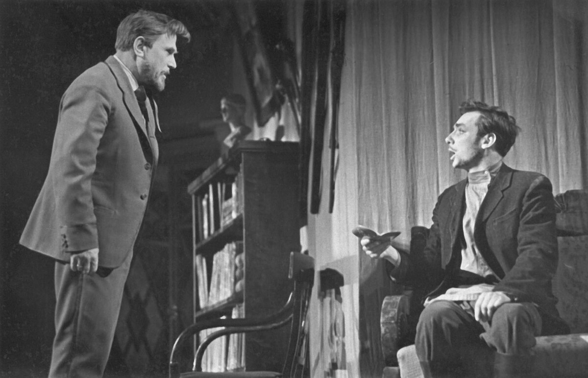 Иванов – Борис Бабочкин, Боркин – Никита Подгорный