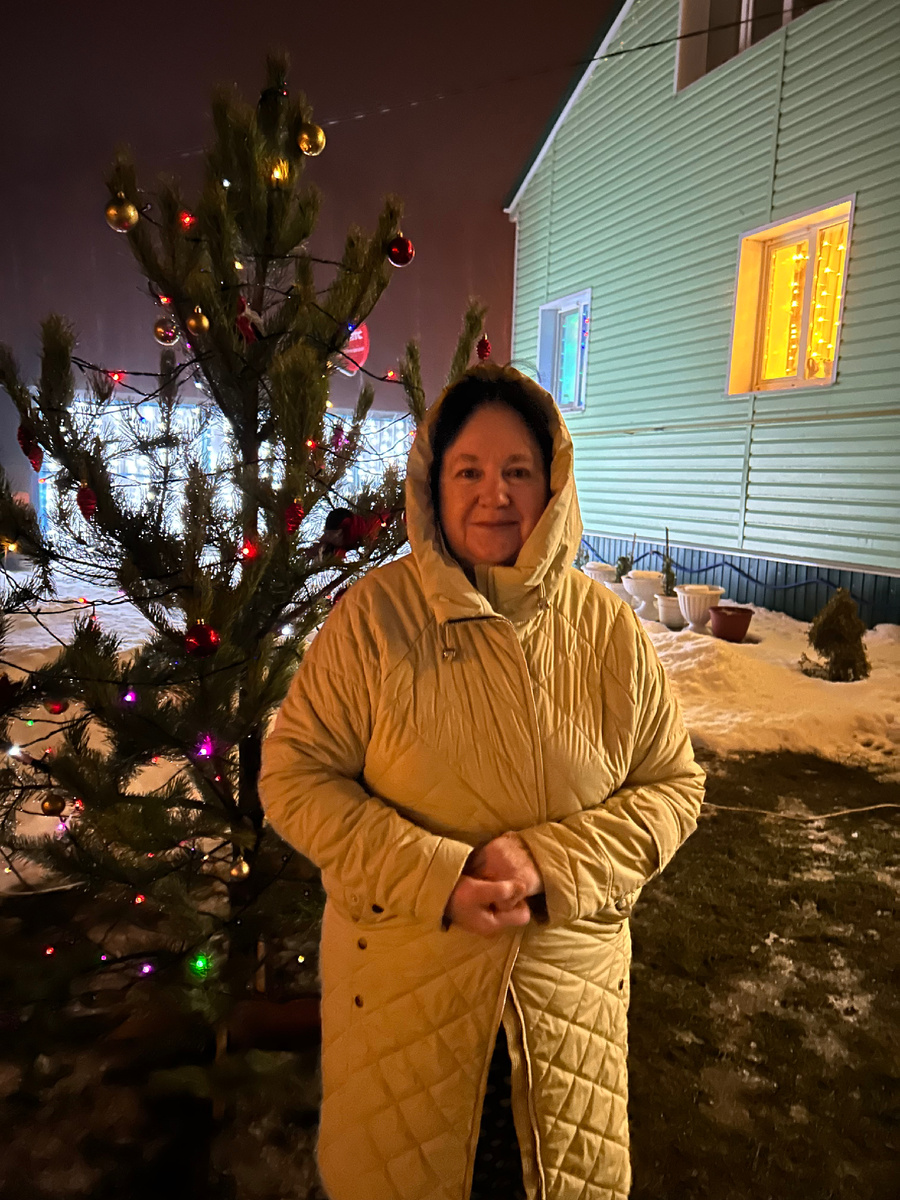 Это мама возле нашего дома