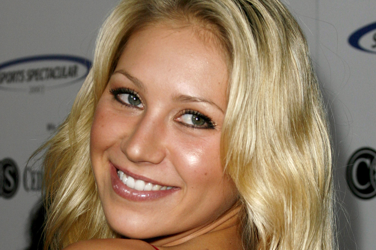     Получившую травму Анну Курникову в инвалидной коляске вместе с дочерьми сняли папарацци