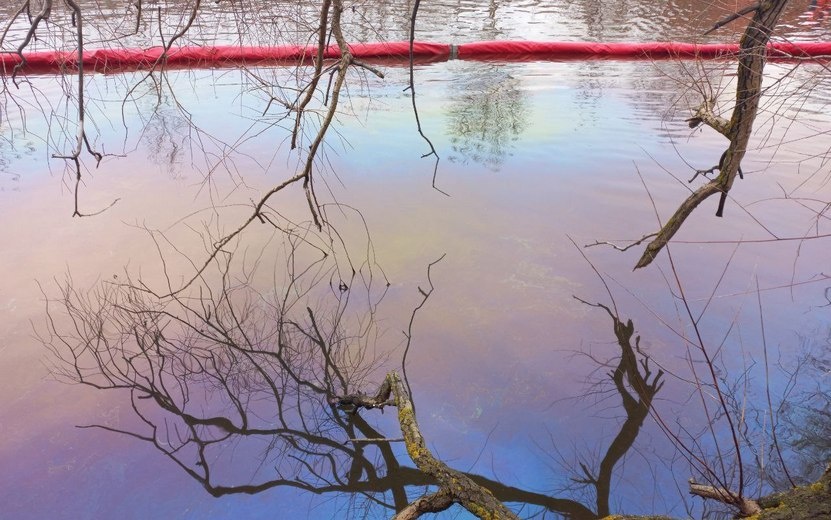    Видеофакт: масляные пятна замечены на реке Иж в Ижевске