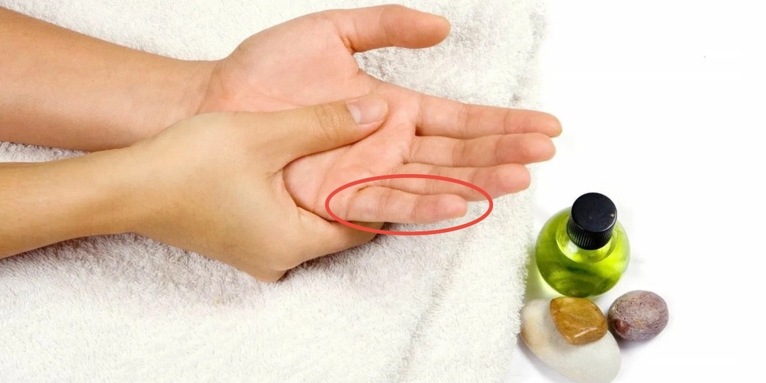 Перед сном обязательно массирую мизинцы: расслабится, контролировать аппетит и даже волосам помочь