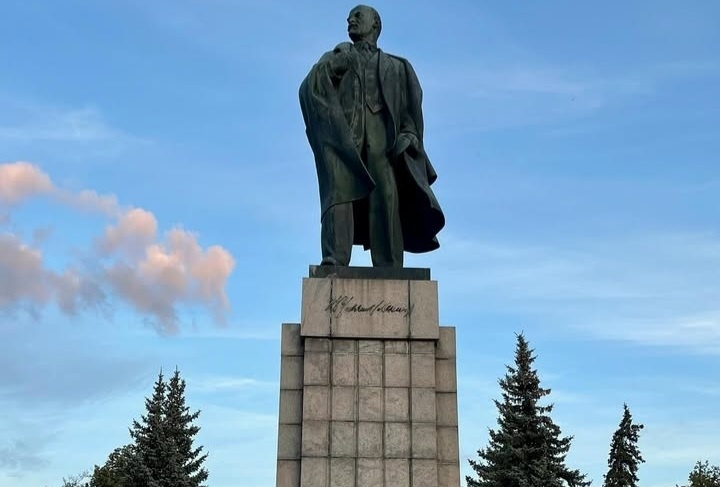 Памятник Ленину в Ульяновске...самый большой в России