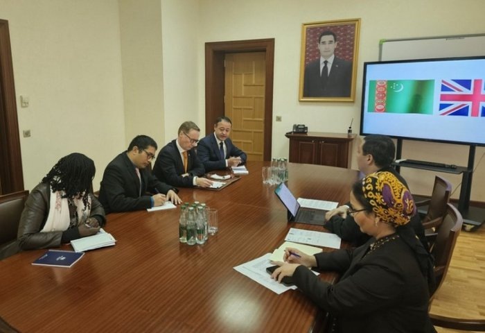 Встреча заместителя министра образования Туркменистана Азата Атаева, главы Международного отдела Гульнабат Гурдовой и представителей VSO, 27 января 2025 года, Ашхабад, Туркменистан (Фото: education.gov.tm)