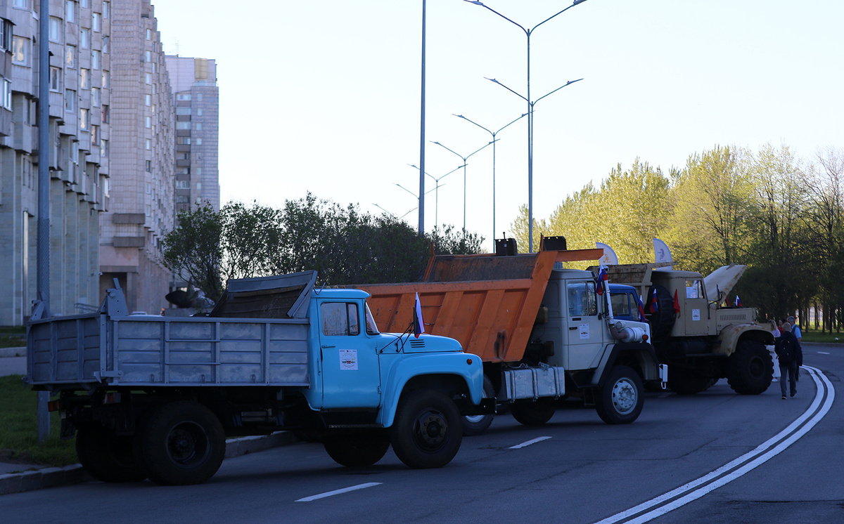 сбор колонны грузовой техники на Морской набержной