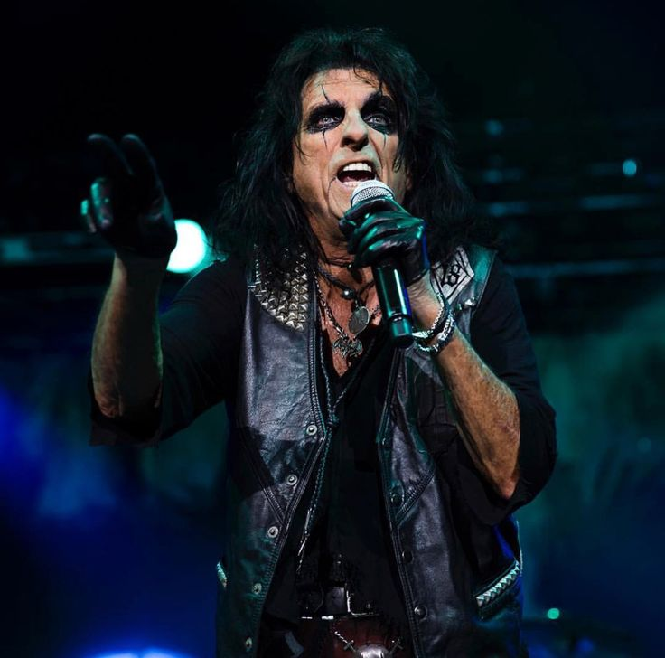 Элис Купер (при рождении Винсент Дэймон Фурнье, род. 4 февраля 1948, Детройт) — американский рок-певец и автор песен. Купер был одним из первых шок-рокеров и стал, как отмечает "All Music Guide", королём этого жанра, своей новаторской деятельностью радикально расширив рамки представлений о сценических возможностях рок-артиста. Начав с детройтского гаражного рока и глэм-рока, Элис экспериментировал с различными музыкальными стилями: концептуальный рок, арт-рок, хард-рок, поп-рок, экспериментальный рок, индастриал, принимал непосредственное участие в формировании звучания и облика хэви-метал. Купер стал одним из первых музыкантов, которые добавили к рок-н-роллу элементы ужаса, а также своим актёрским мастерством и новаторскими сценическими находками он оказал заметное влияние на развитие жанра. "Rolling Stone Album Guide" назвал Элиса "самым любимым хеви-метал-артистом во всём мире"