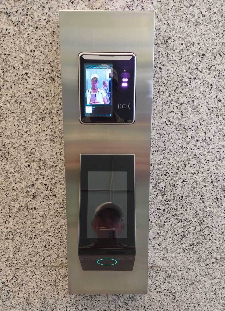 Мое продолговатое лицо -  это и есть вируталлная кнопка. 