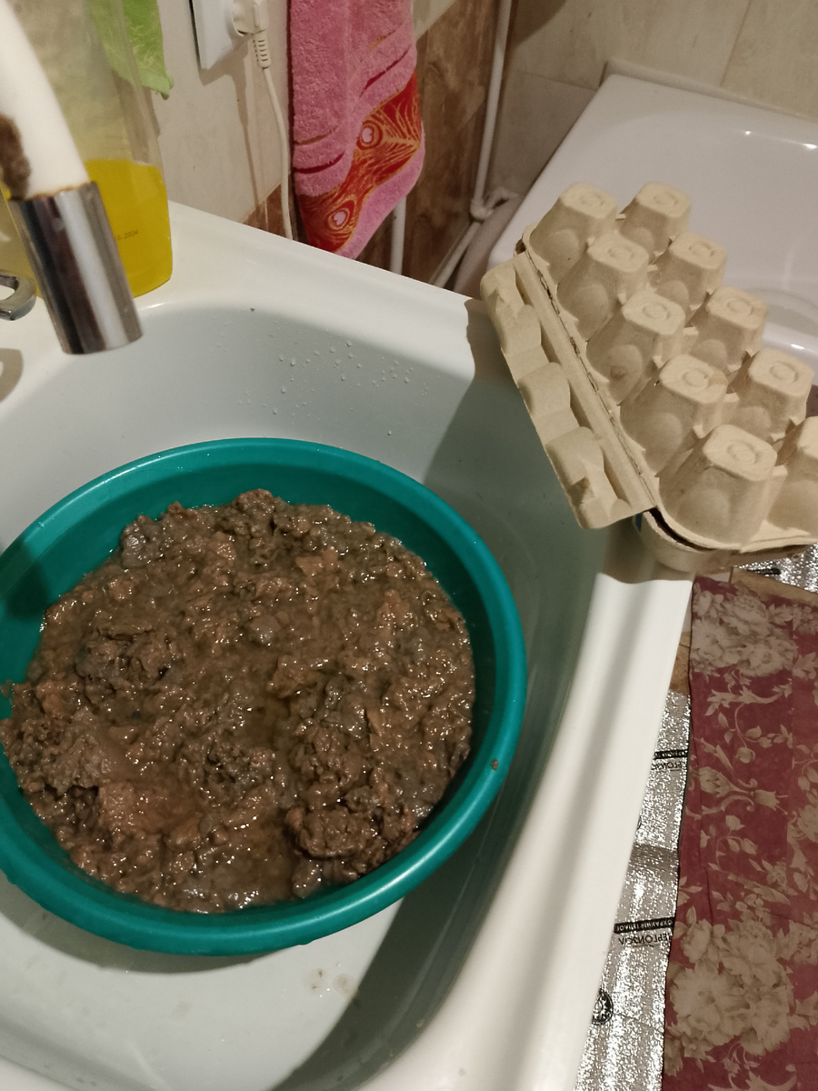 Разорвала на кусочки и замочила в тазике 