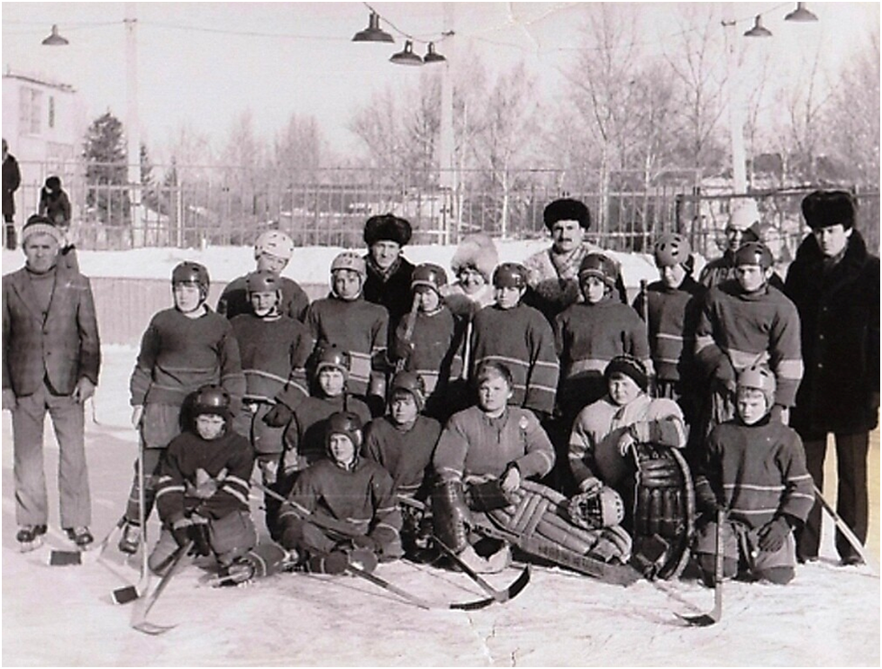 1985-87 г. Саратовская область г.Петровск. Турнир «Золотая шайба».  Городская команда юных хоккеистов с тренерами и работниками ГК ВЛКСМ.