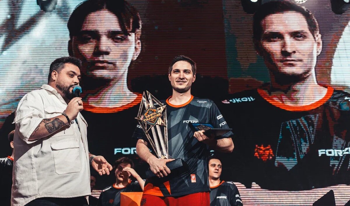 NeskwiTOXIC с кубком и наградой MVP Лиги «Мира Танков»   📷