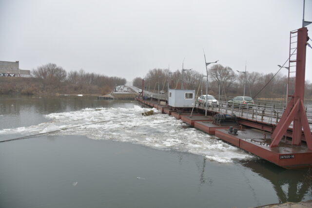     Движение по понтонному мосту в Шилово 29 января. Фото: Виталий ГАРКУША