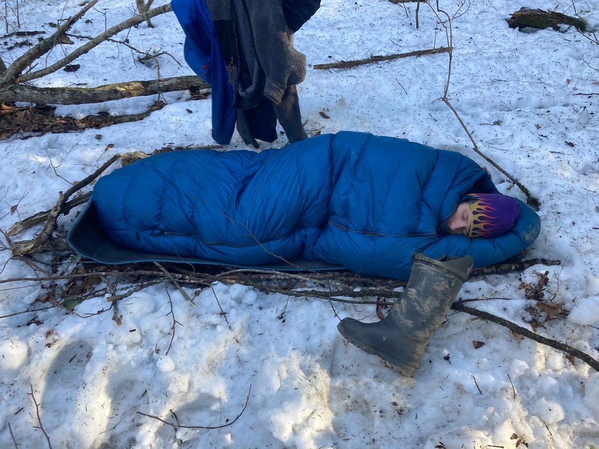 Путь простой. Взять спальник на овербольшой минус и спать где и как захочешь...
