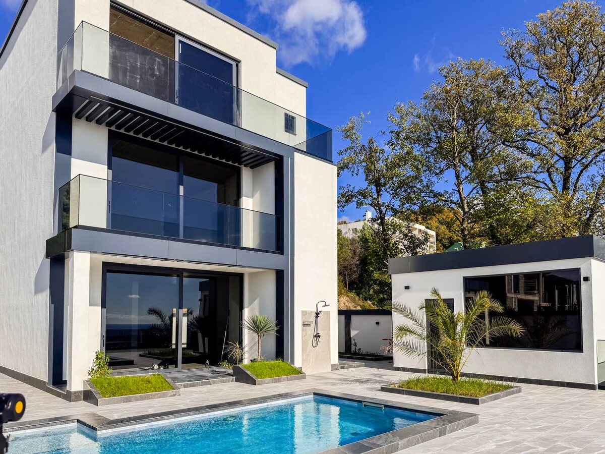 Листайте фото