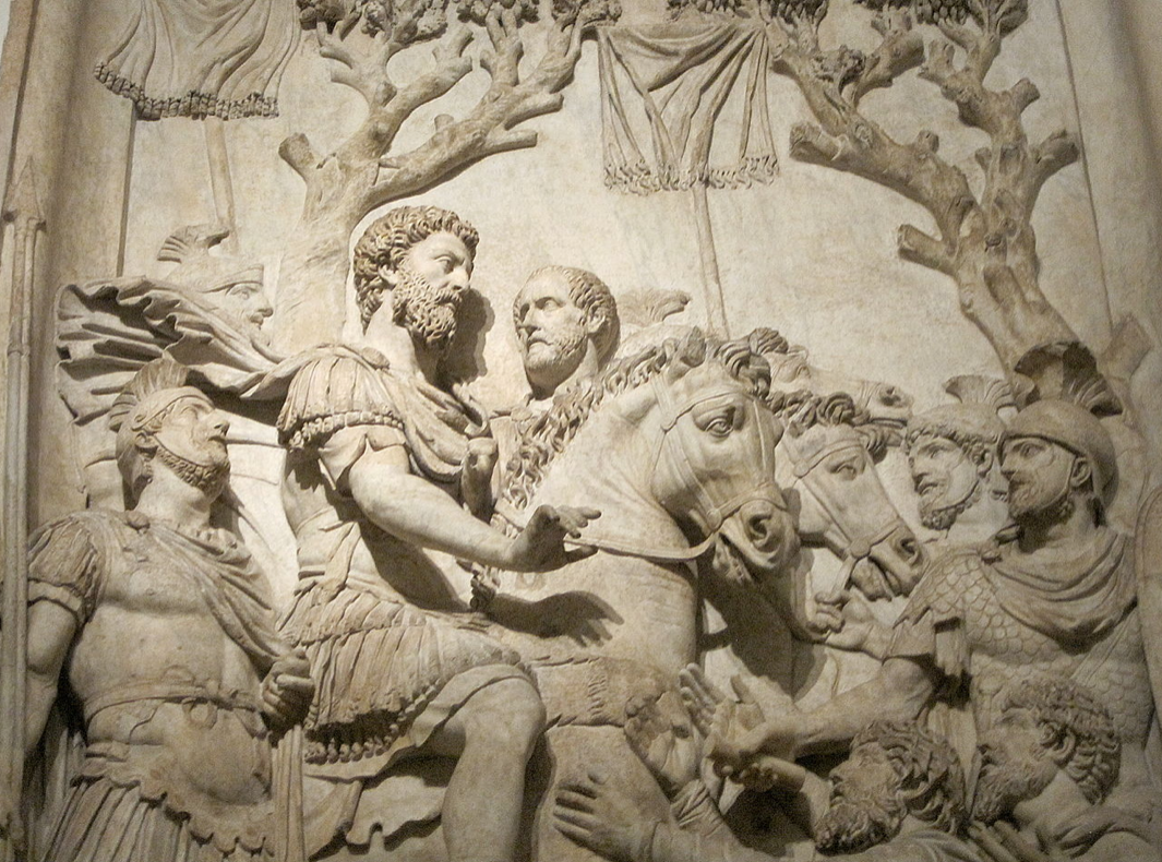 Барельеф с Императором марков Аврелием и преторианецы в шлемах 