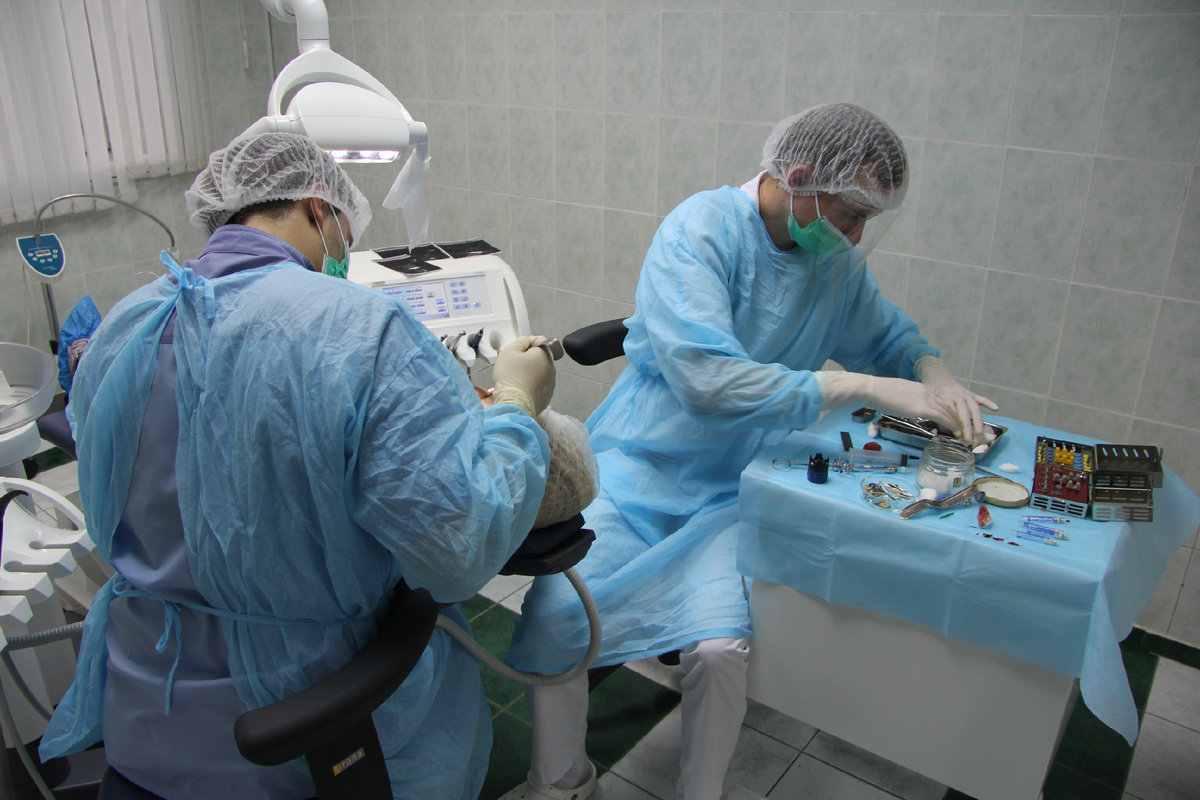 Операция по имплантации зубов