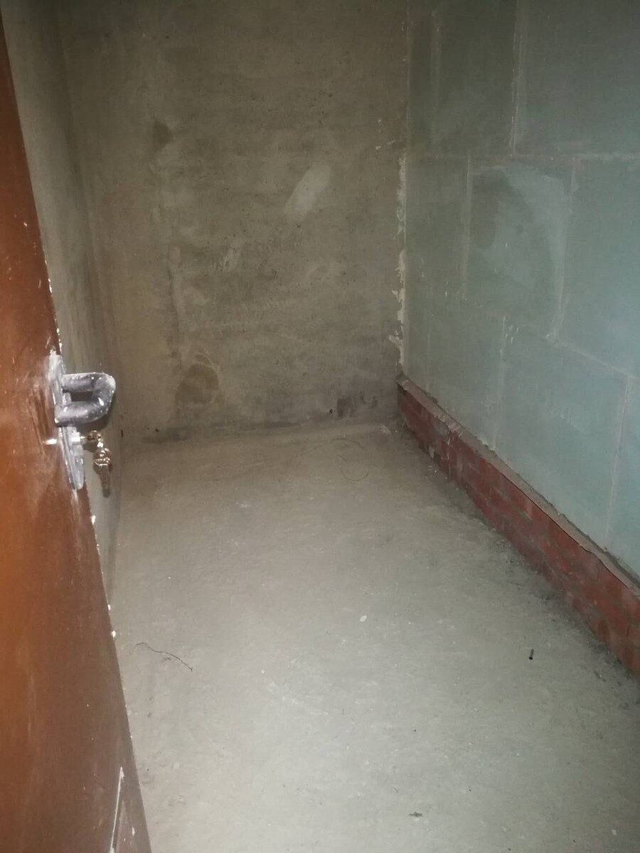 Места не много, но зато сколько пользы! Все что жалко выкинуть - тащим сюда!