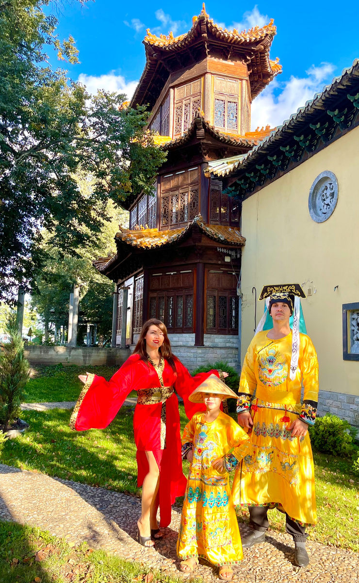 За достоверность костюмов ответственность не несем - выбирали что понравится и подойдет