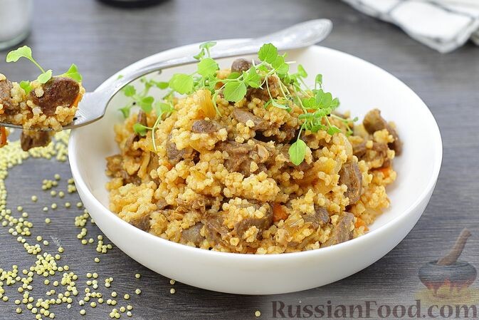 крупа пшённая, сердечки куриные, морковь, лук репчатый, томатная паста, сметана, масло сливочное, соль, перец чёрный молотый, перец чёрный горошком, лавровый лист, масло растительное