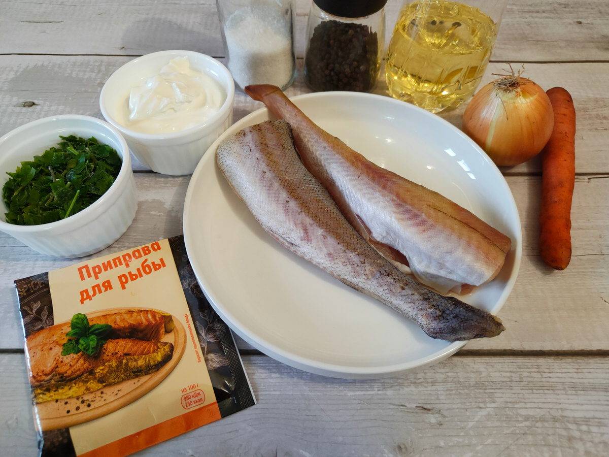 Вместо минтая можно, конечно, взять и другую рыбу или филе. Главное не очень костлявую 😉Вес уже очищенных тушек примерно 500 г