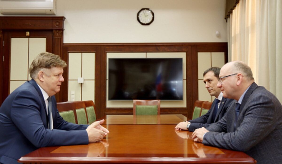     Анатолий Серышев встретился с первым заместителем директора Росфинмониторинга Олегом Крыловым. Источник: nsktv.ru Автор фото: Официальный сайт полпреда в СФО