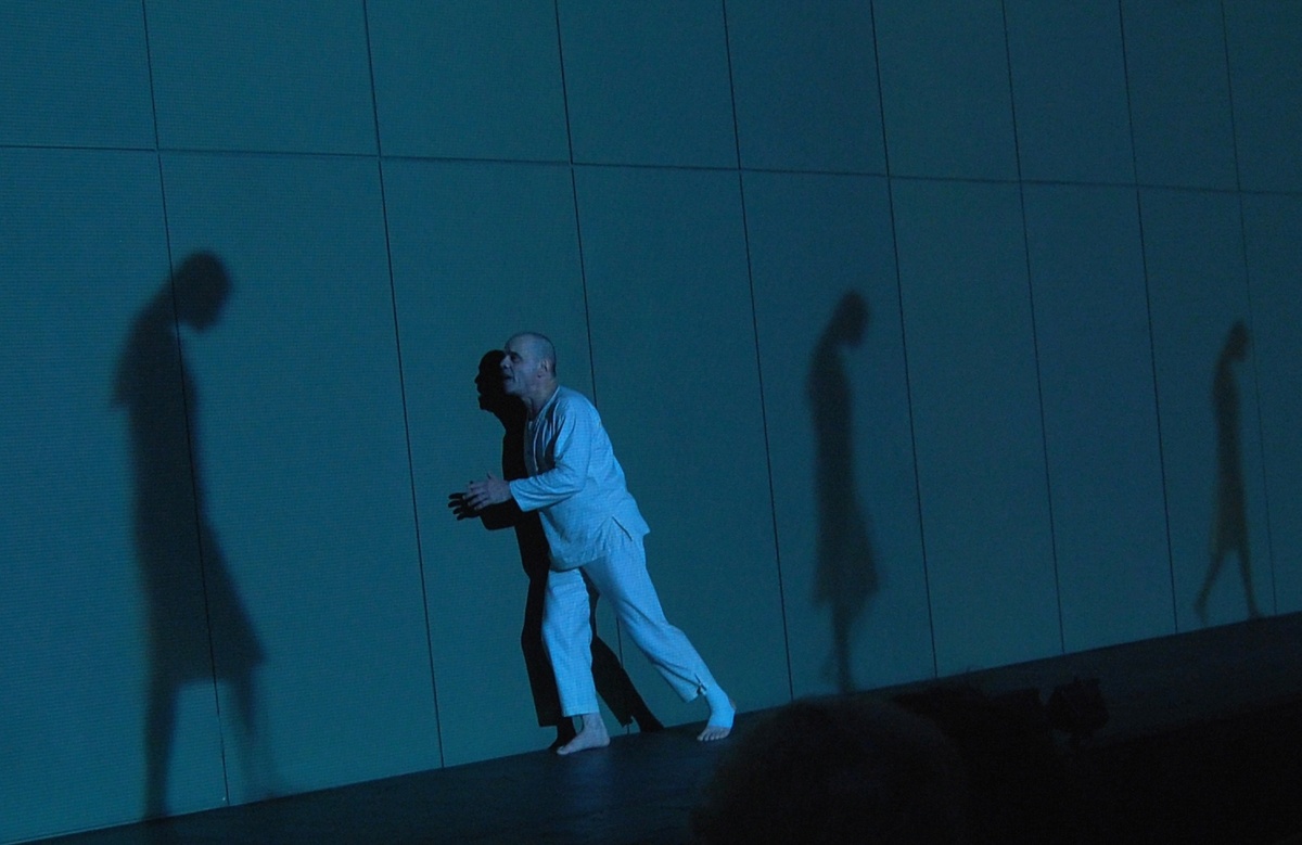 Сцена из моноспектакля Константина Райкина. 