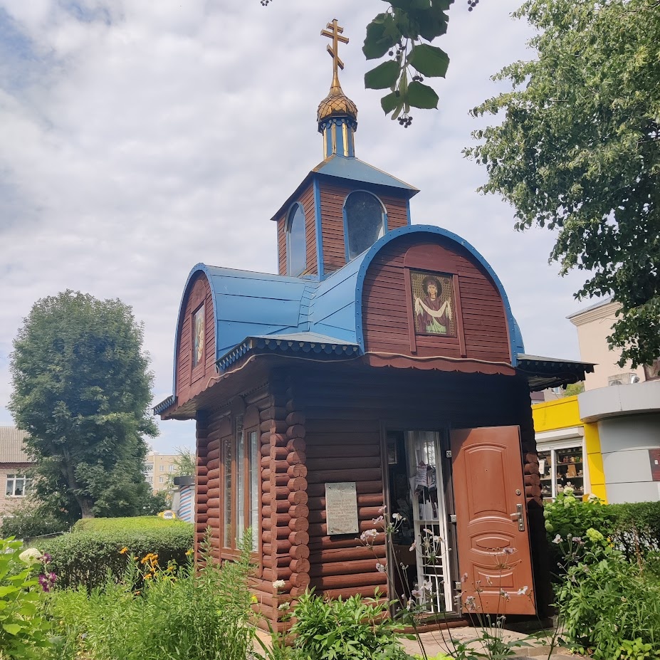 Дверь часовни открыта.