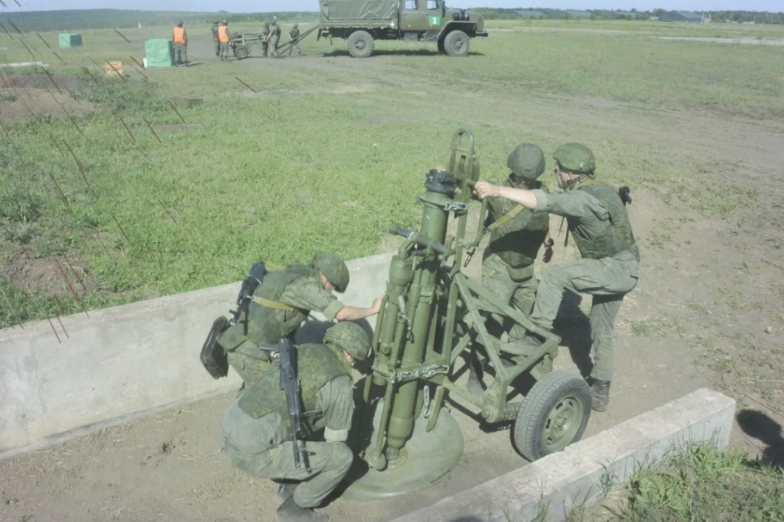 Изучение миномётного дела на одном из российских полигонов