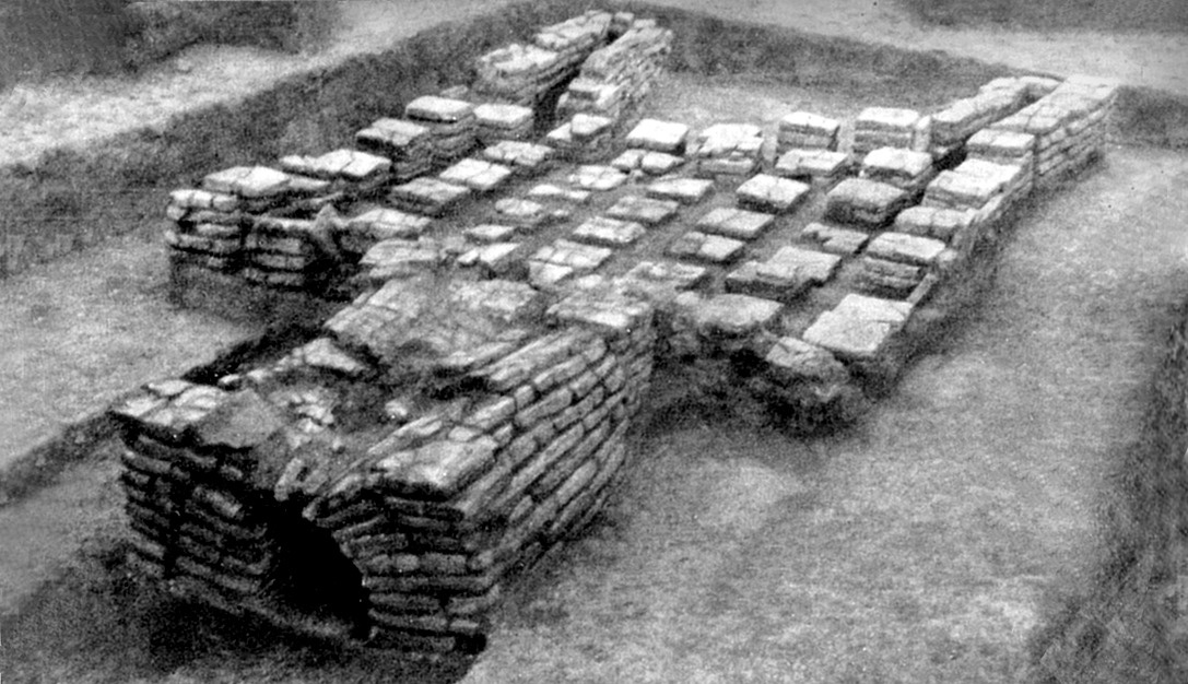 Наровчатское городище. Остатки золотоордынской постройки с подпольным отоплением. Фото: Большая Российская энциклопедия. https://old.bigenc.ru/ 