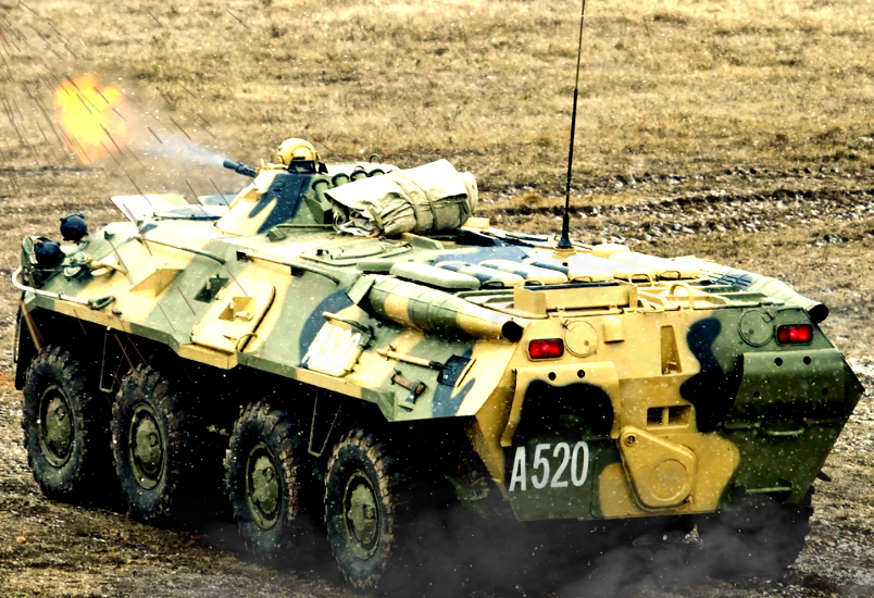 БТР-80 ведёт огонь из своего пулемёта.
