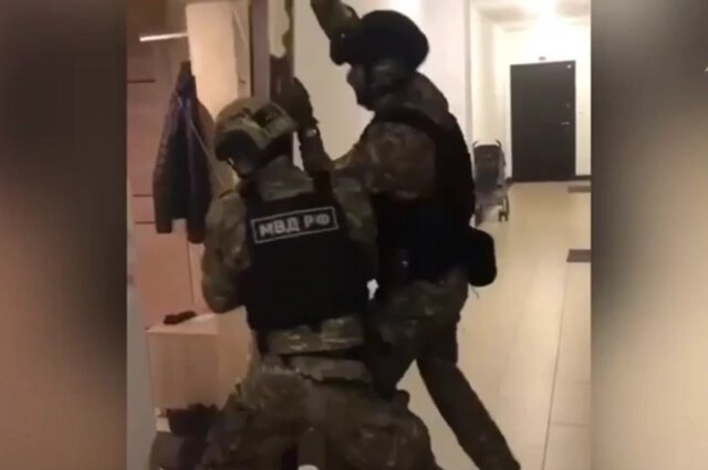    Оперативники вламываются к подозреваемым. Фото: ГСУ СК РФ по Петербургу/ скриншот видео