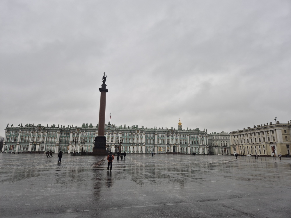 Санкт-Петербург. Полдень на дворцовой площади