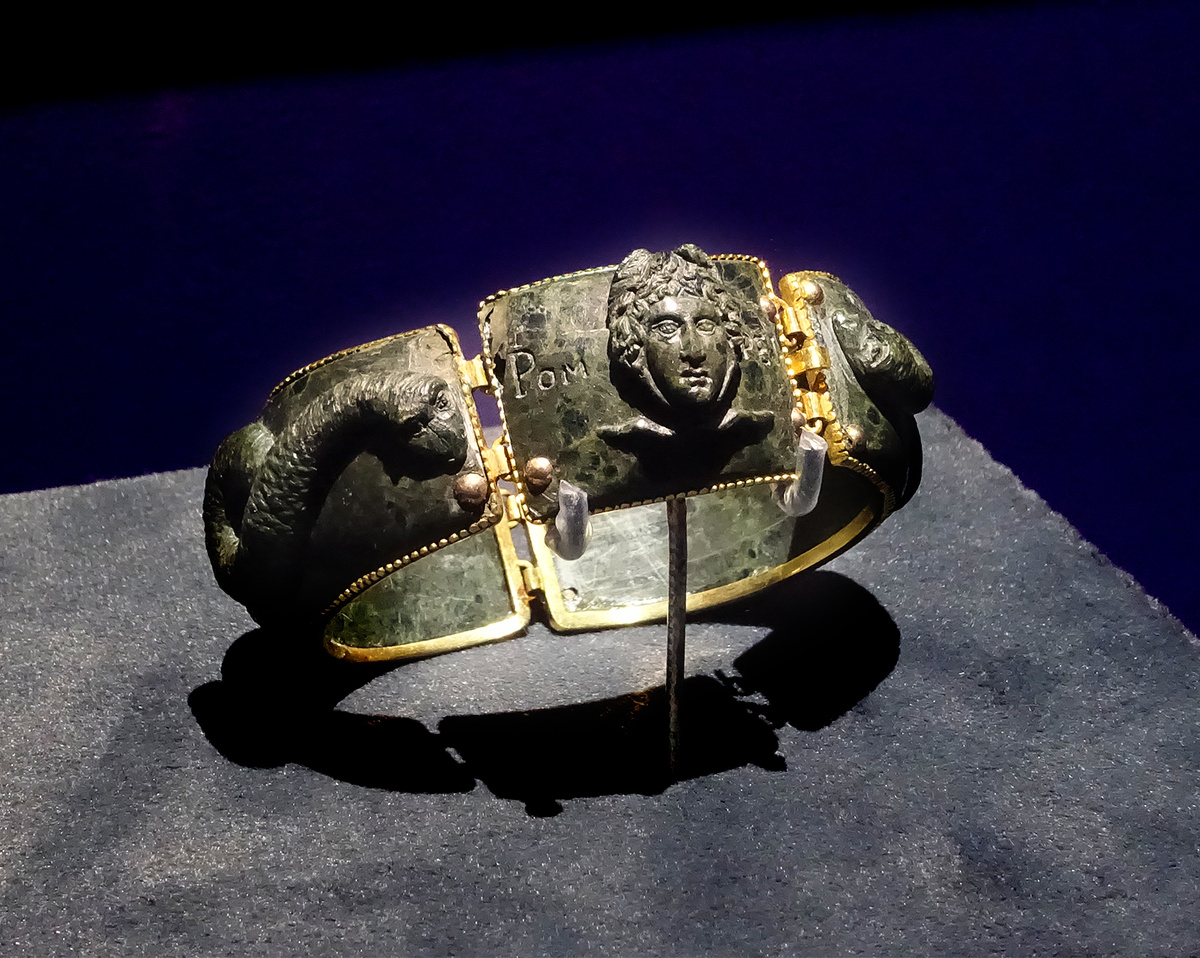 Браслет. Серпентинит, золото. Италия, начало XIX в. Государственный Эрмитаж.