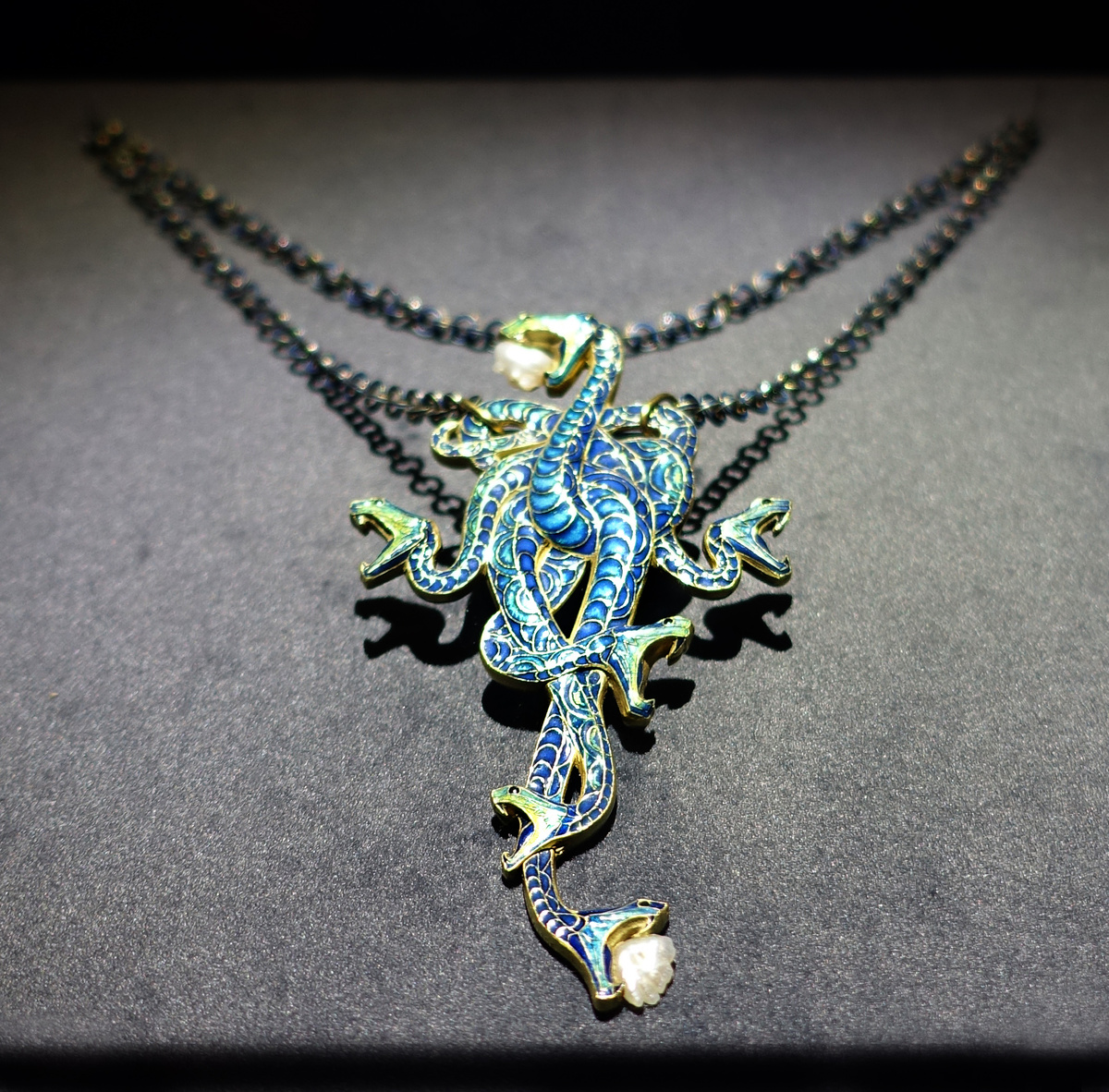 Подвеска "Клубок змей". Рене-Жюль Лалик, Париж 1901. Государственный Эрмитаж.