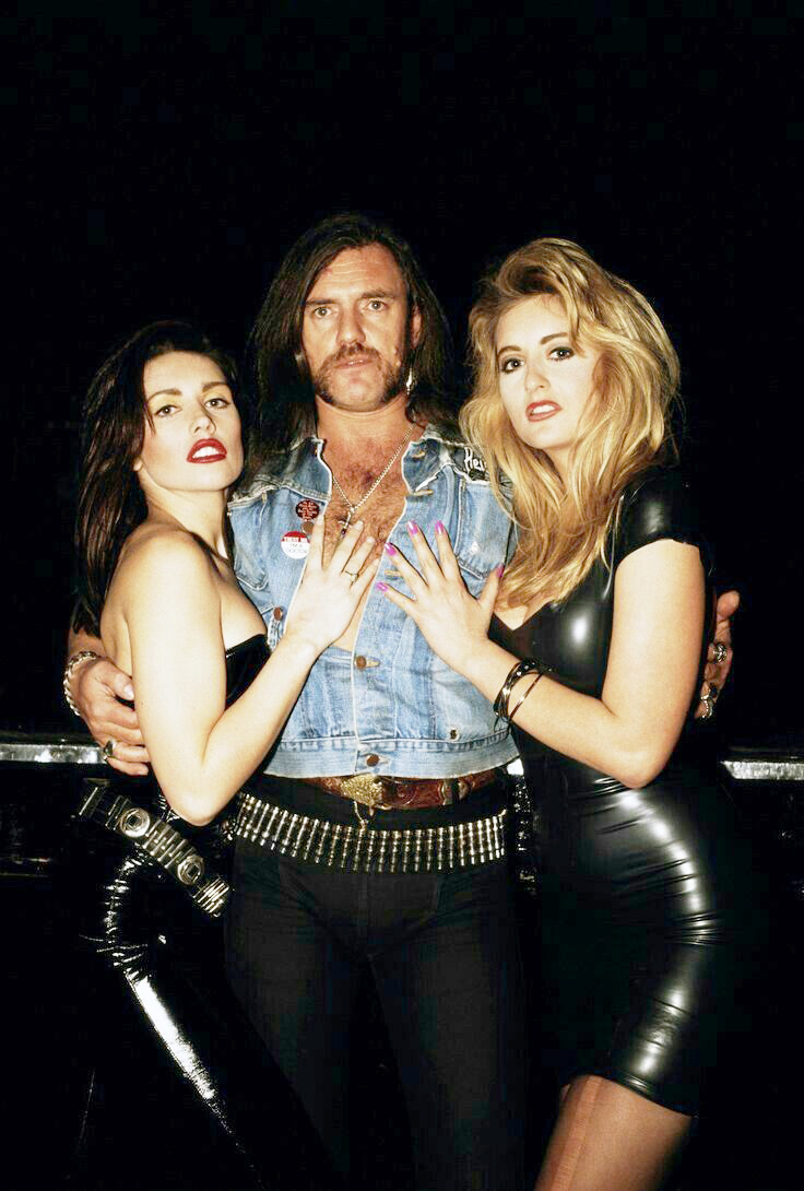 Лемми с девушками