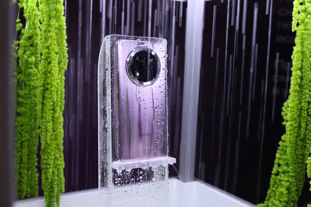 Сверхпрочное стекло экрана и защитное покрытие задней панели выдерживают падения с высоты до 2 метров