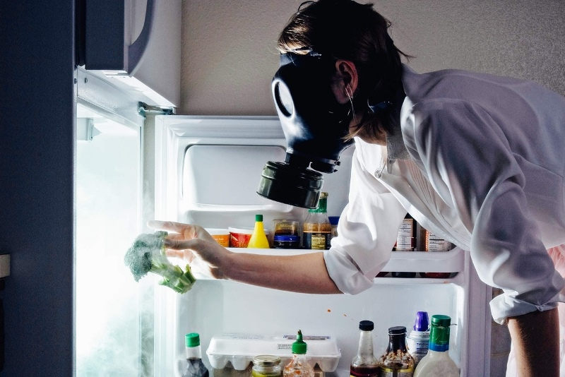 Как убрать неприятный запах из холодильника