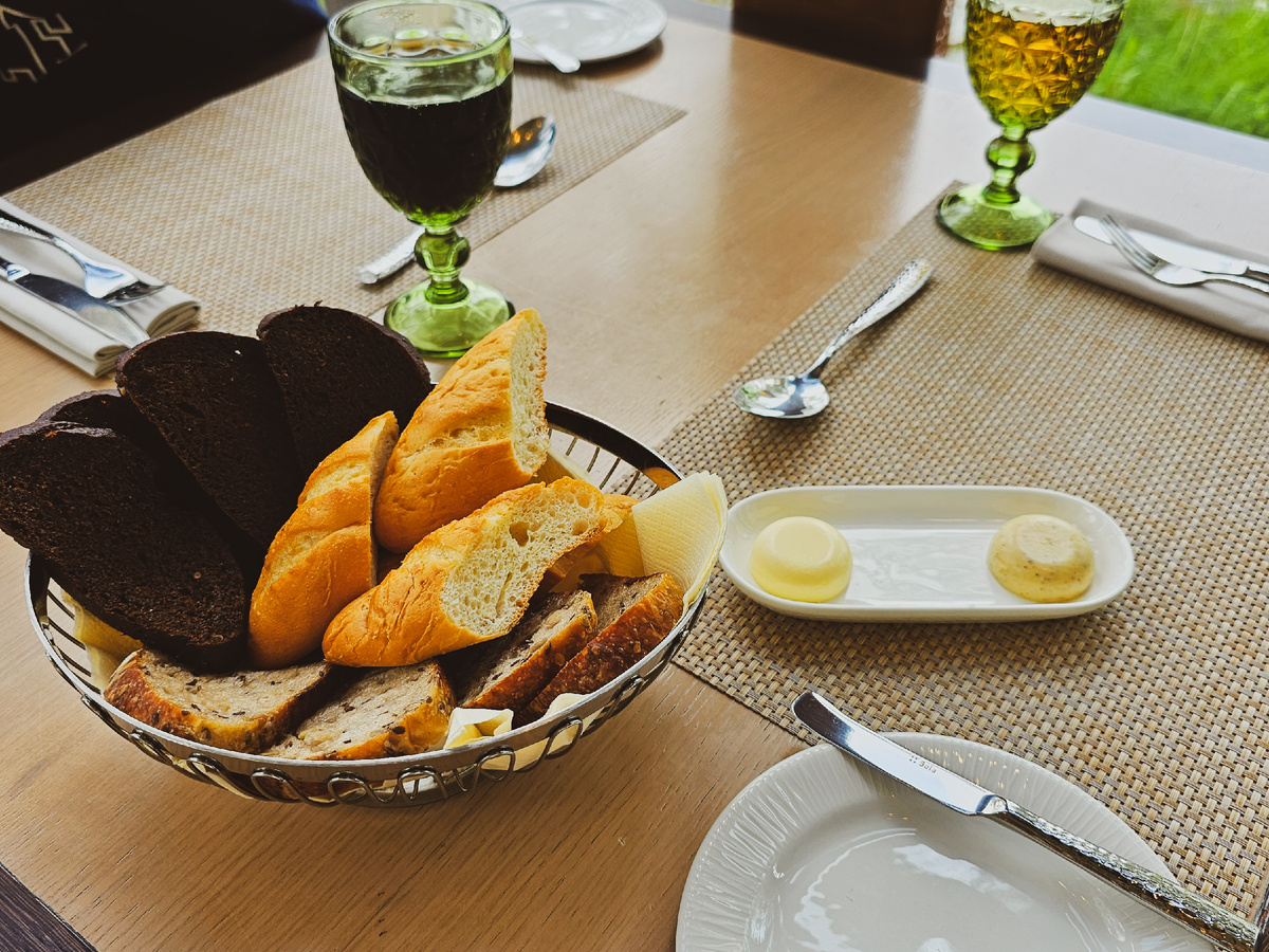 Даже в ресторанах и кафе я часто заказываю блюда "с хлебушком"