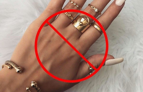    Перед мытьём потолка нужно снять с рук все украшения