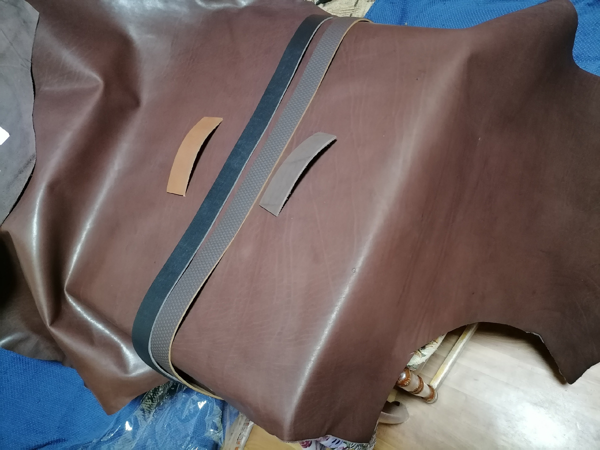 Присланная поставщиком полукожа с ременными заготовками