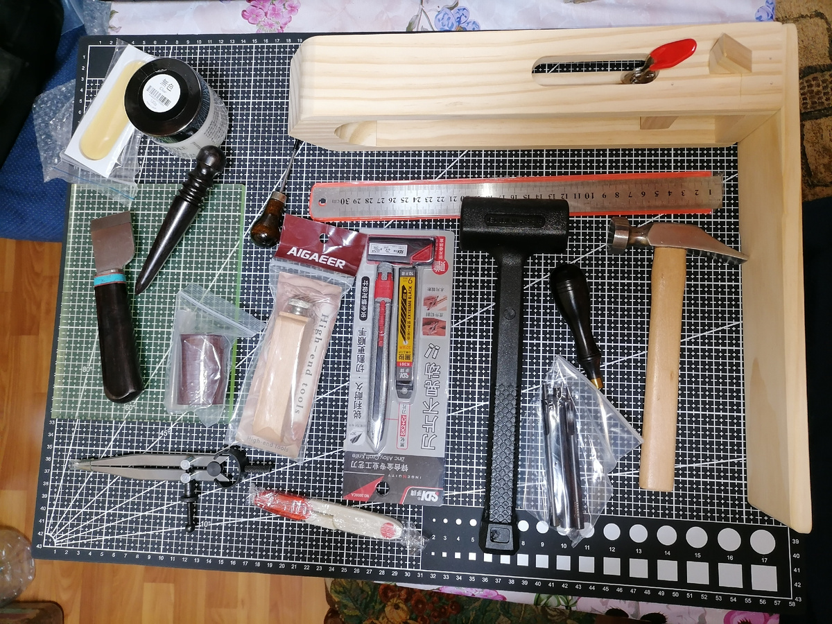 Шорник, киянка, кронциркуль, торцбил, шорный нож, сликер и все, все, все.