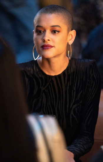 Джулиен, как многие герои, одета в вещи унылых оттенков. Источник: beautyhack.ru