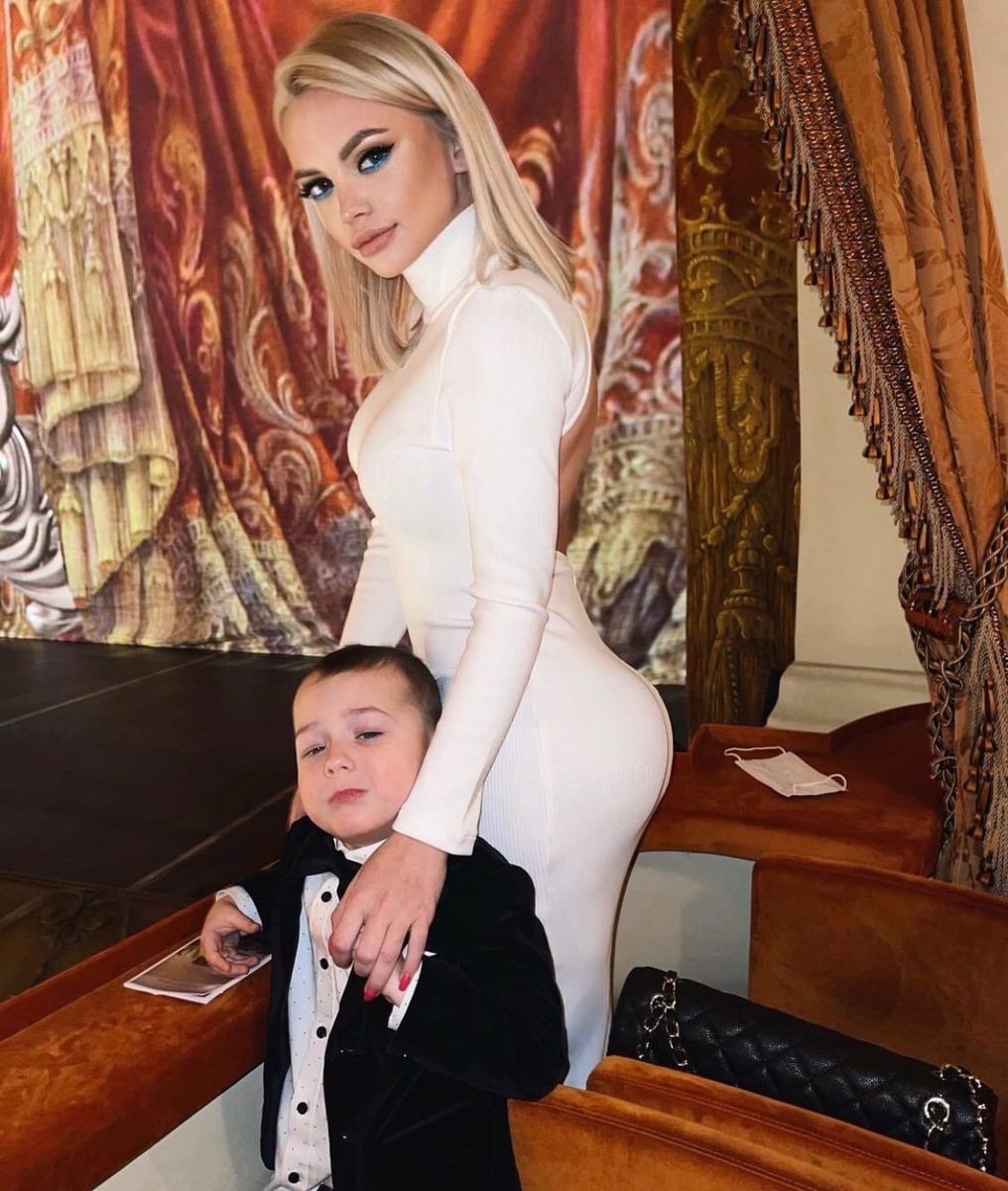 Милана Тюльпанова с ребенком демонстрирует свою внешность