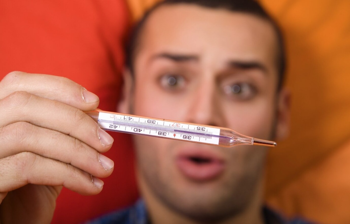    Высокая температура (выше 38°C) — это защитная реакция организма на инфекцию, так как жар ускоряет обмен веществ и помогает иммунной системе бороться с патогенами. Источник изображения: dzen.ru